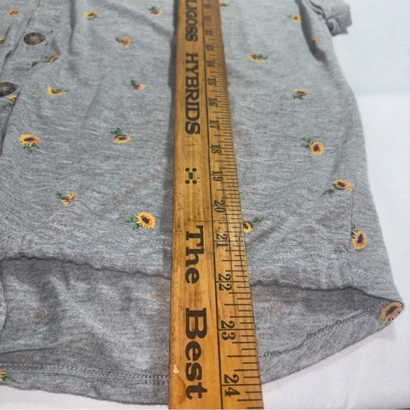 Truself Women L Sunflower Print Button Front Short Sleeve‎ Grey Top Classic Soft - Picture 9 of 9